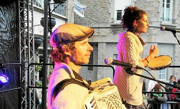 sur-le-podium-central-pandeiro-et-accordeon-ont-resonne